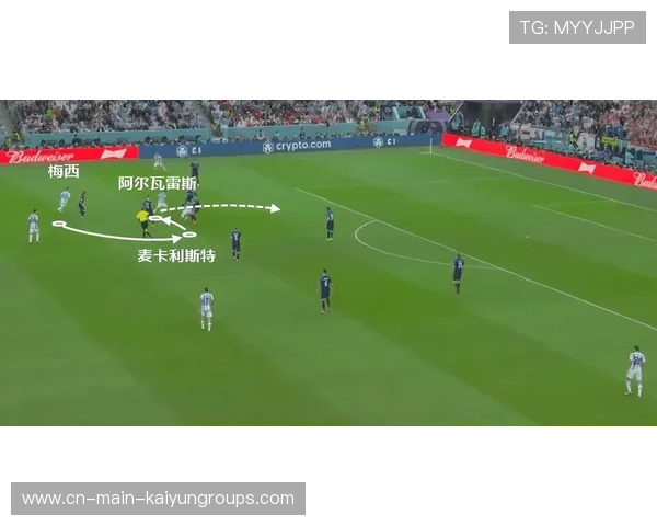 中场抢断发动快攻，转化为漂亮进球——足球场上的快速反击之美